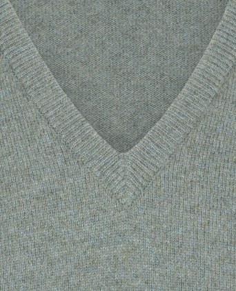 William Lockie V-neck Lambswool Pullover | Caspian/Landscape